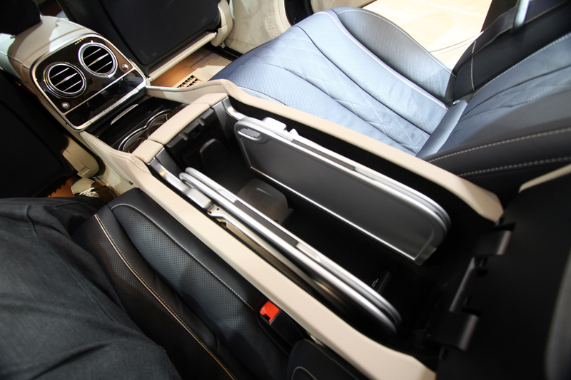 Illustration for article titled The Mercedes S-Class Has The Best Fold-Out Table Ever